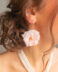 Boucles d'oreilles fleur stabilisée rose asymétrique - perle kesji de tahiti - Manahei Créations - Boucles d'oreilles mariage